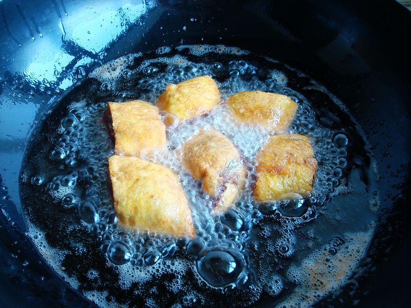 小贴士1,可以切的稍微小的再炸,这样好炸熟透2,煎鸡蛋皮一定要小火煎