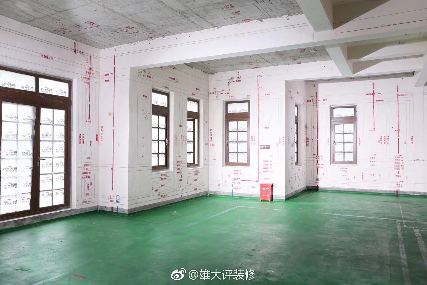 去看了一个别墅工地,装修公司在现场进行1:1精准放线,还原施工现场,让