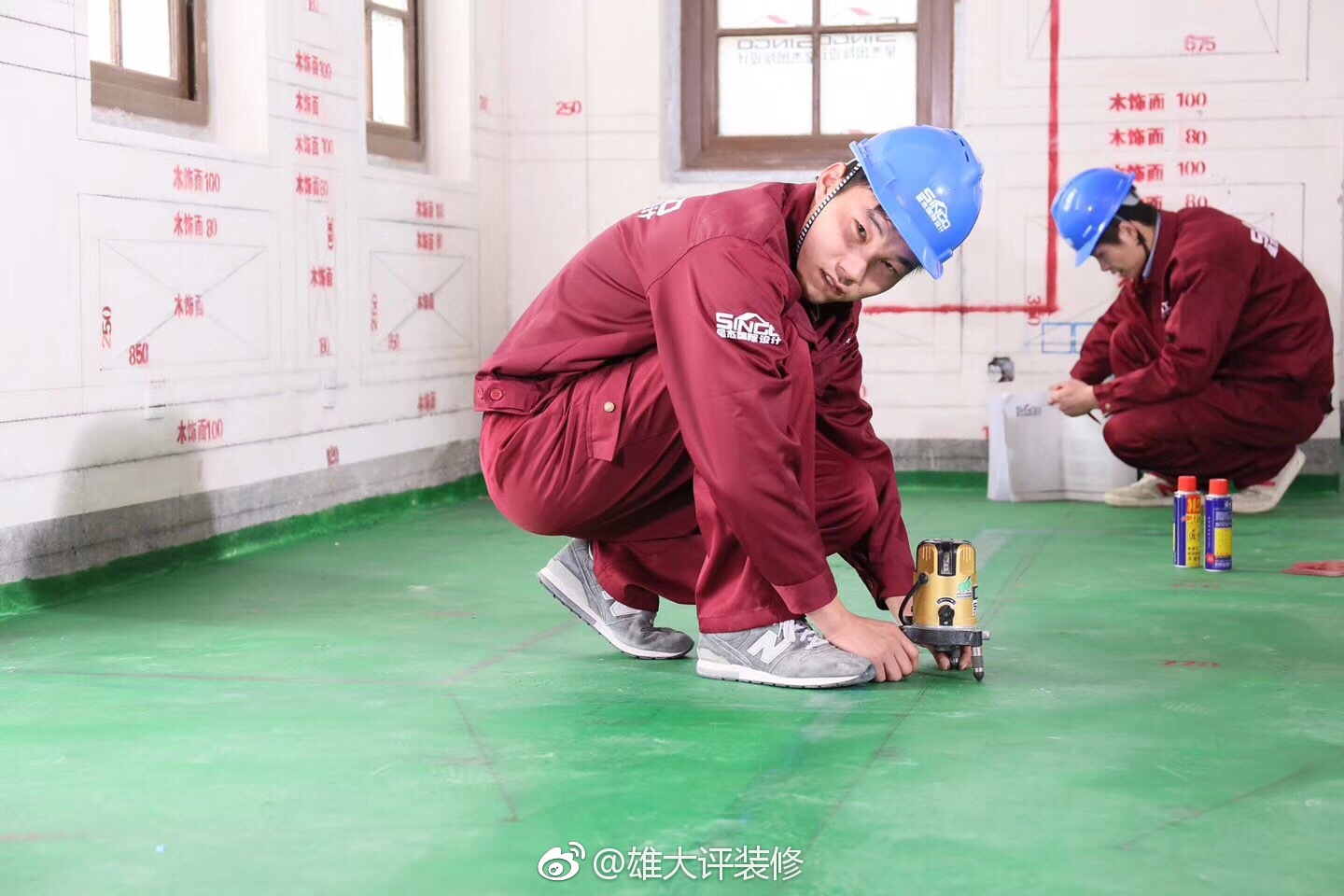 装修公司在现场进行1:1精准放线,还原施工现场,让设计所见即所得