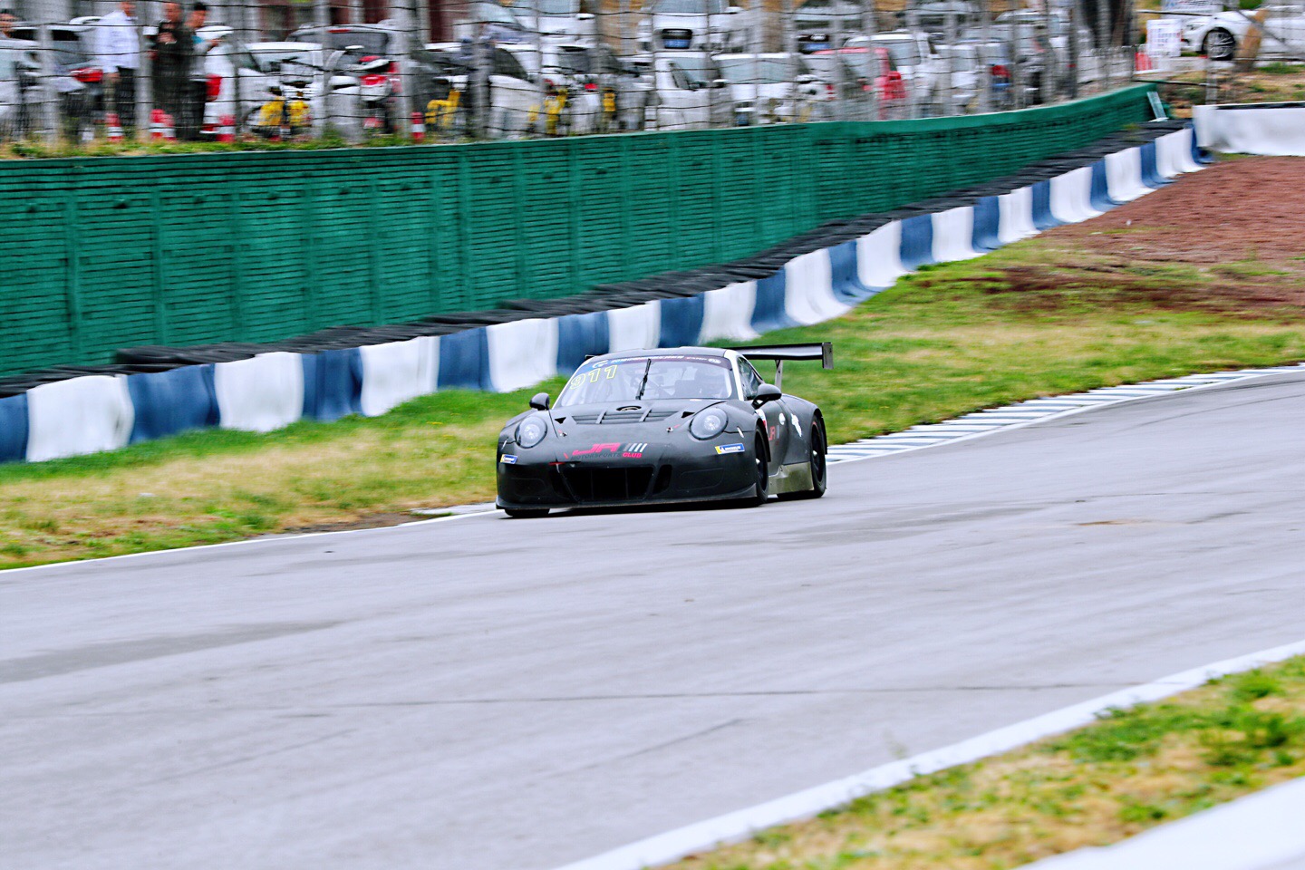 china gt porsche 911 gt3 r赛车简单的涂装配合碳纤维车身的本体色调