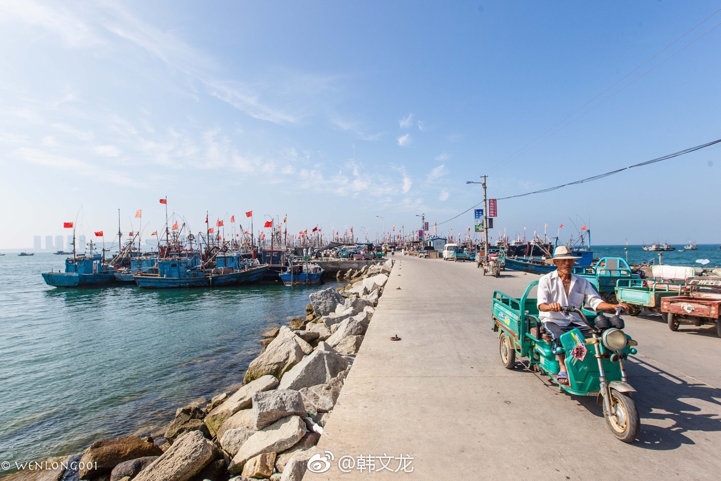 桑岛龙口的一座原生态小岛上岛时工作人员还是渔民一样