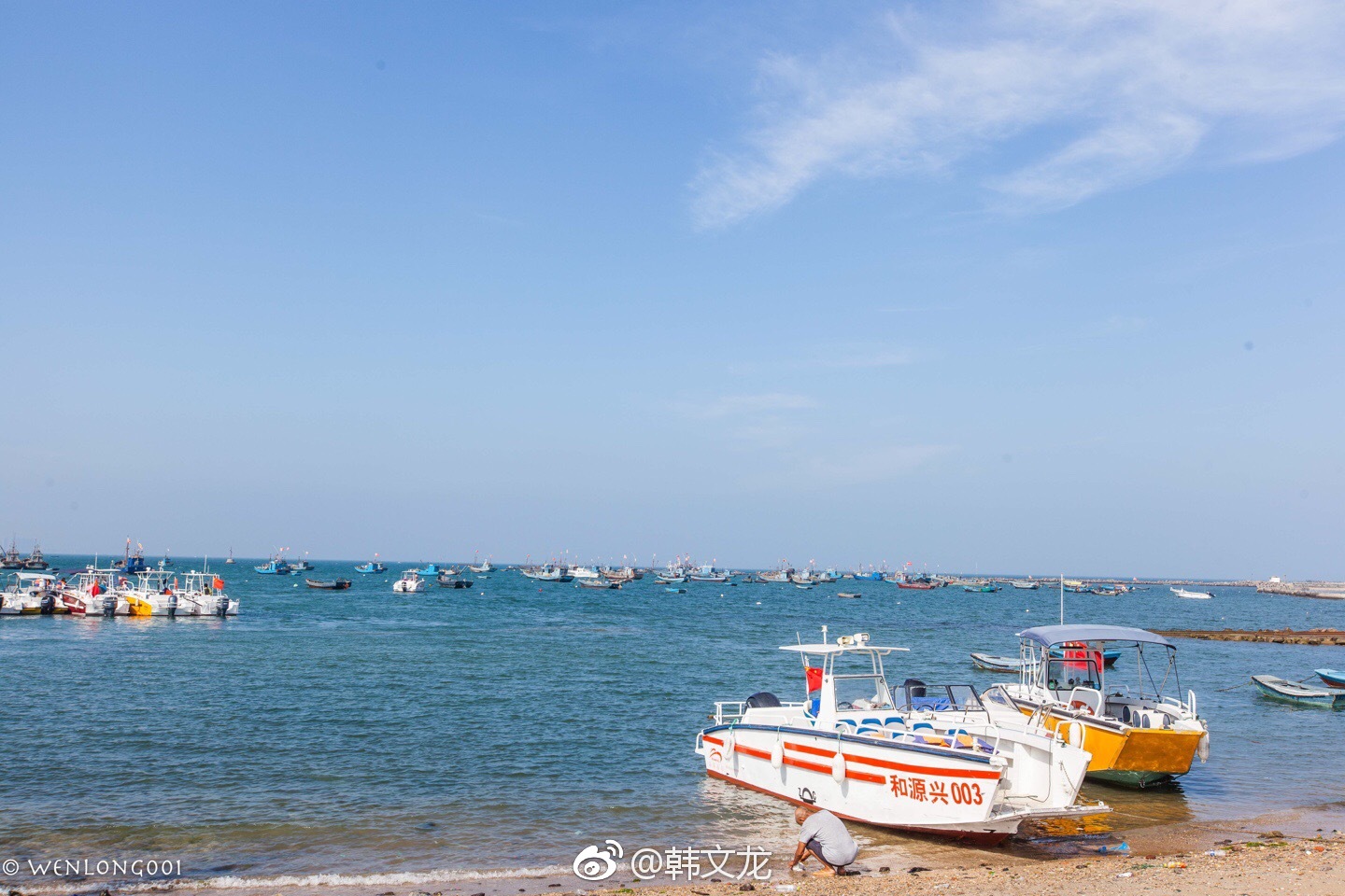 桑岛龙口的一座原生态小岛上岛时工作人员还是渔民一样