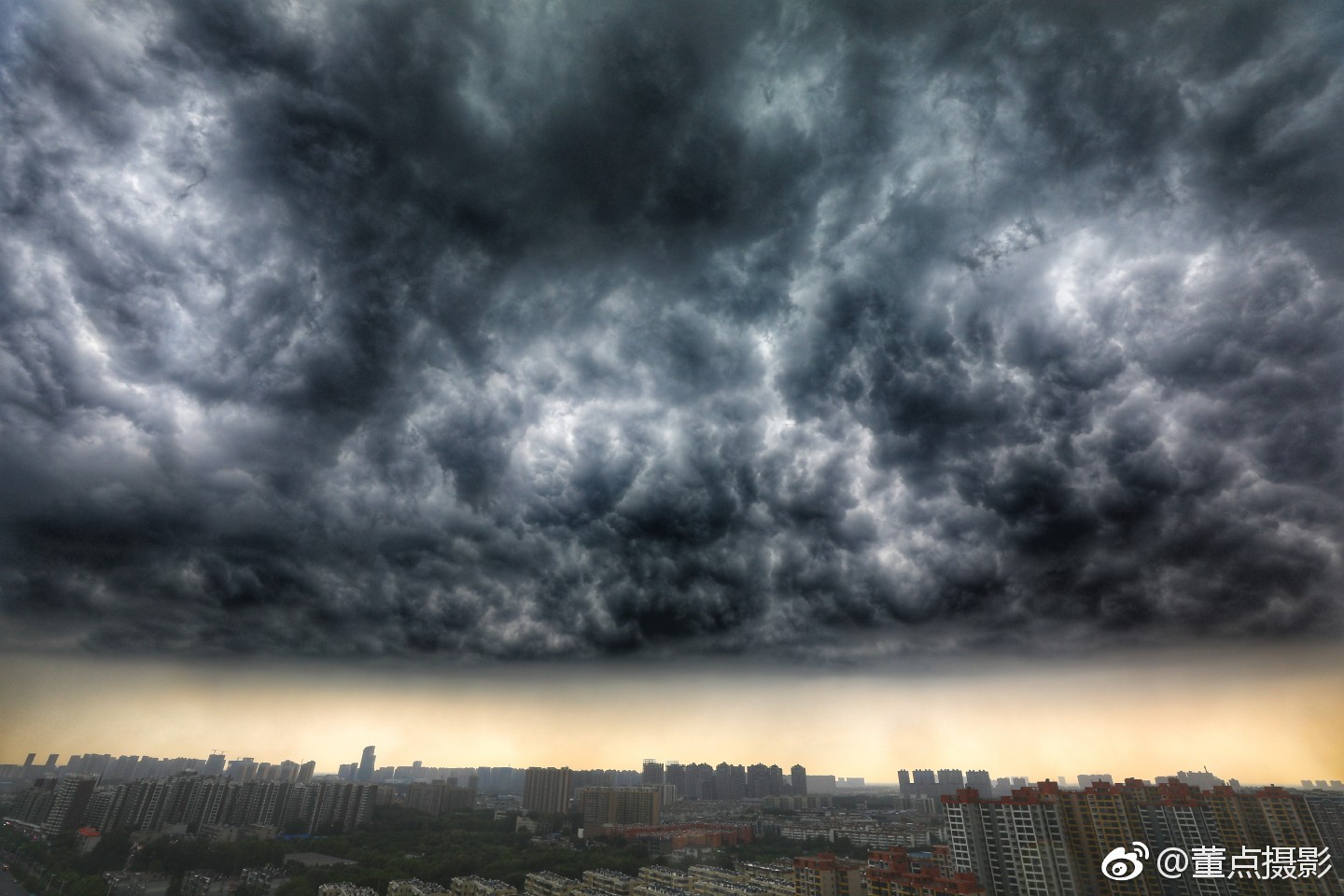 暴风雨来临前的济南,感觉云中有很多精灵!