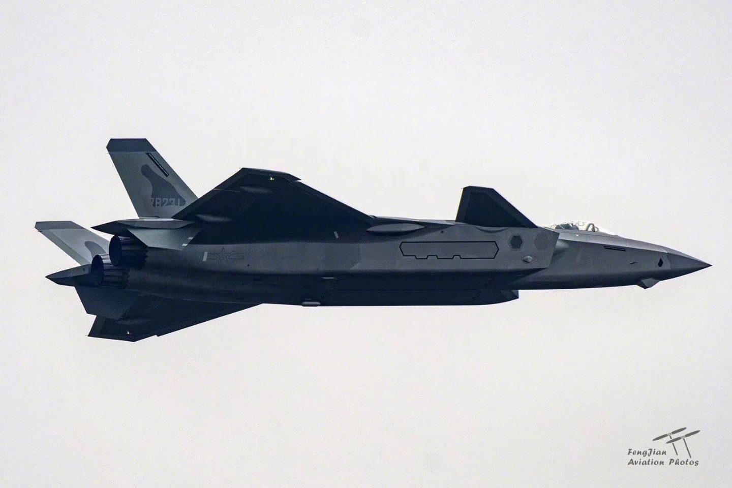 11月3日下午歼20战斗机再次突袭航展现场而且是三架