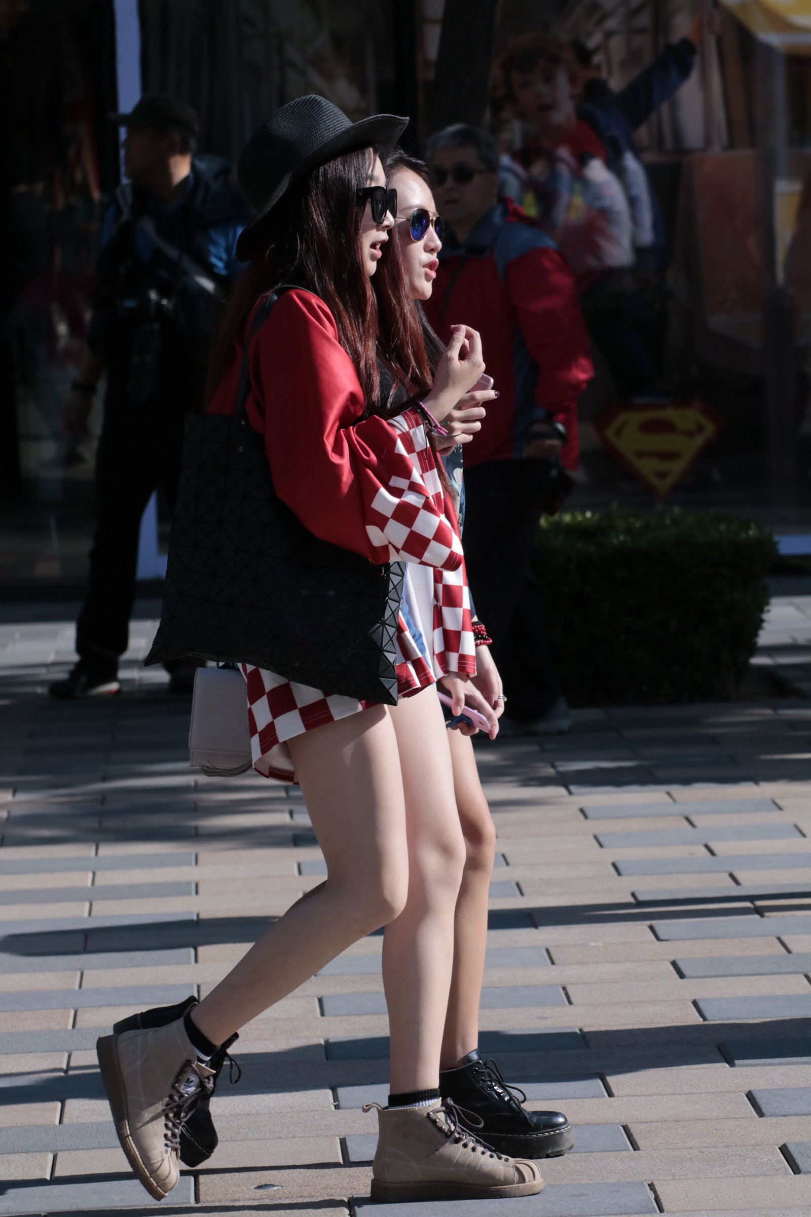 街拍:时尚两姐妹逛街狂秀美腿,夏天的味道越来越浓了