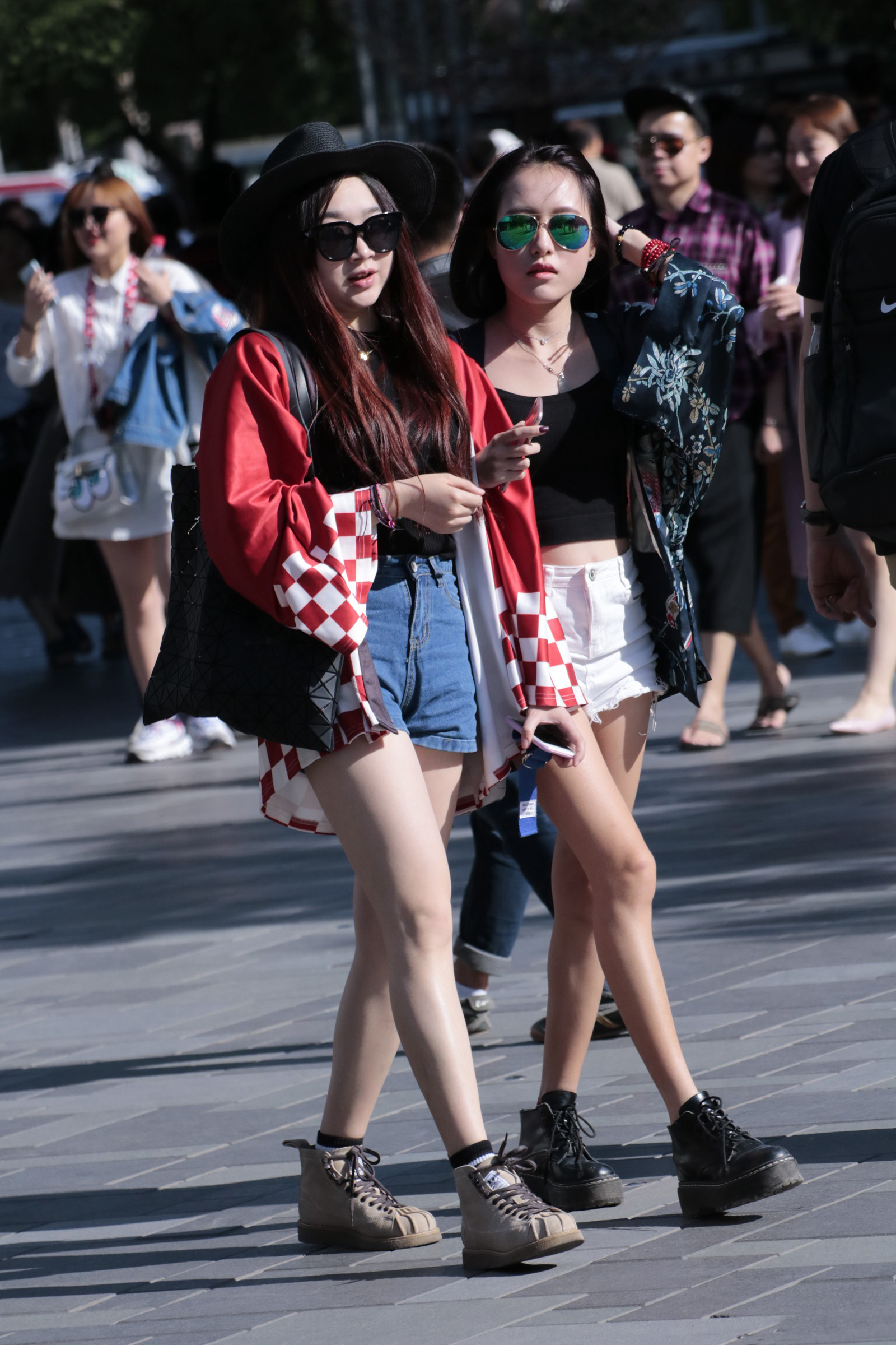 街拍:时尚两姐妹逛街狂秀美腿,夏天的味道越来越浓了