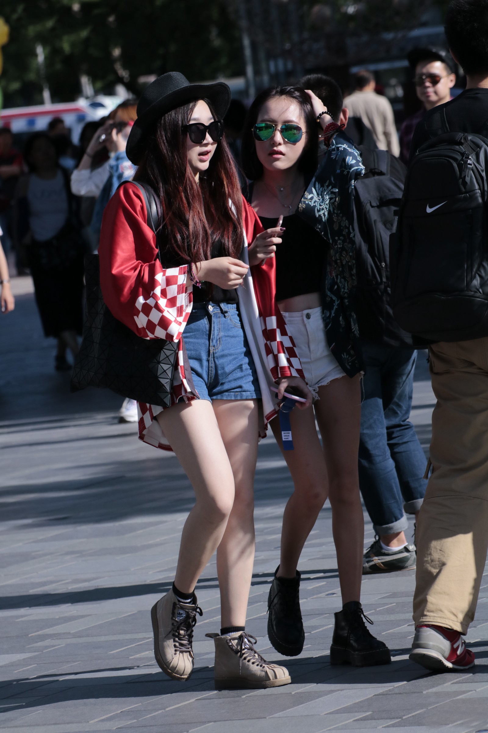 街拍:时尚两姐妹逛街狂秀美腿,夏天的味道越来越浓了