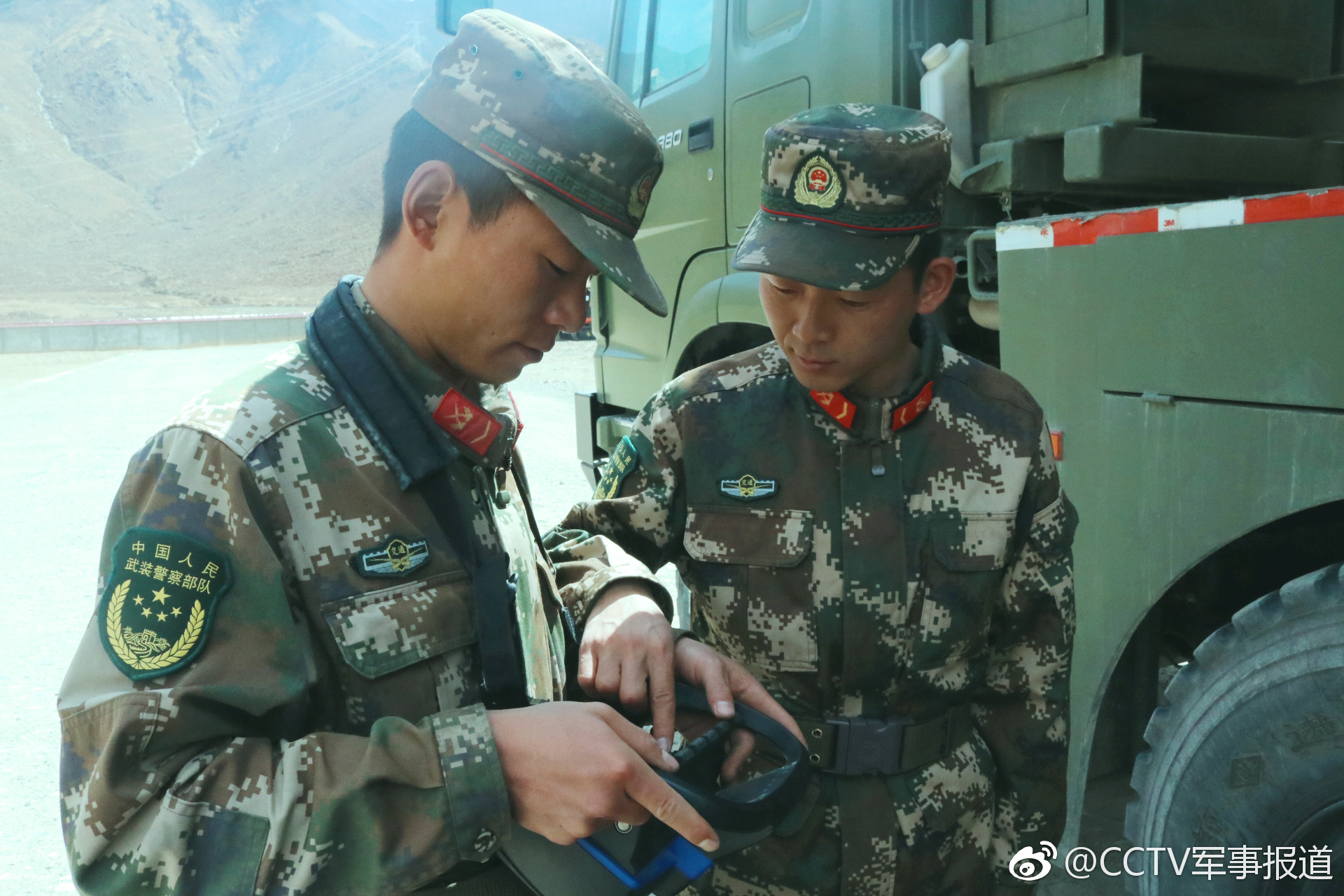 武警某部交通三支队组织官兵进行抢险救援主战装备训练_新浪看点