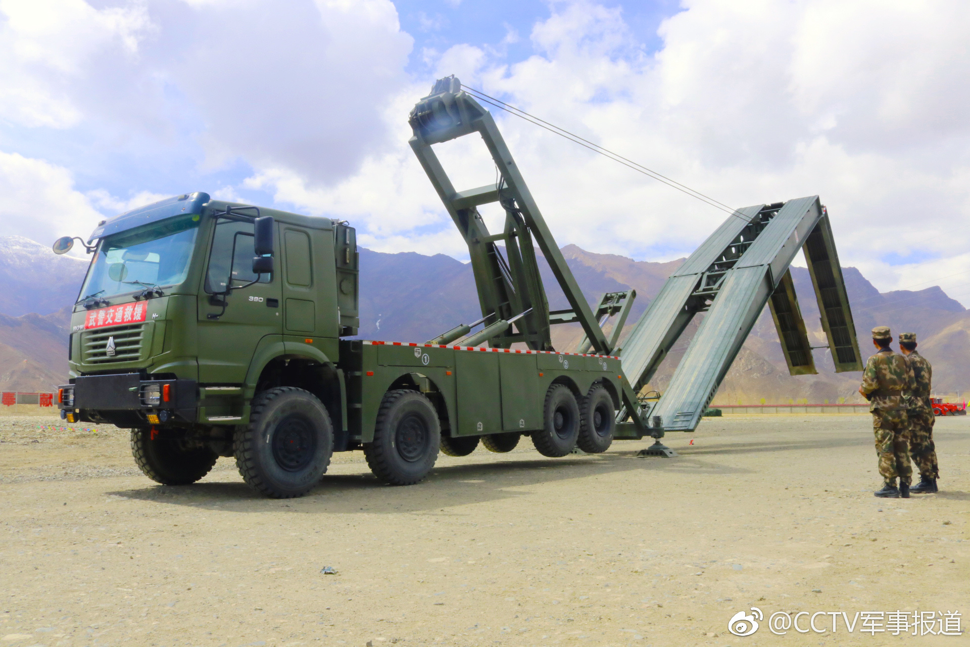 武警某部交通三支队组织官兵进行抢险救援主战装备训练_新浪看点