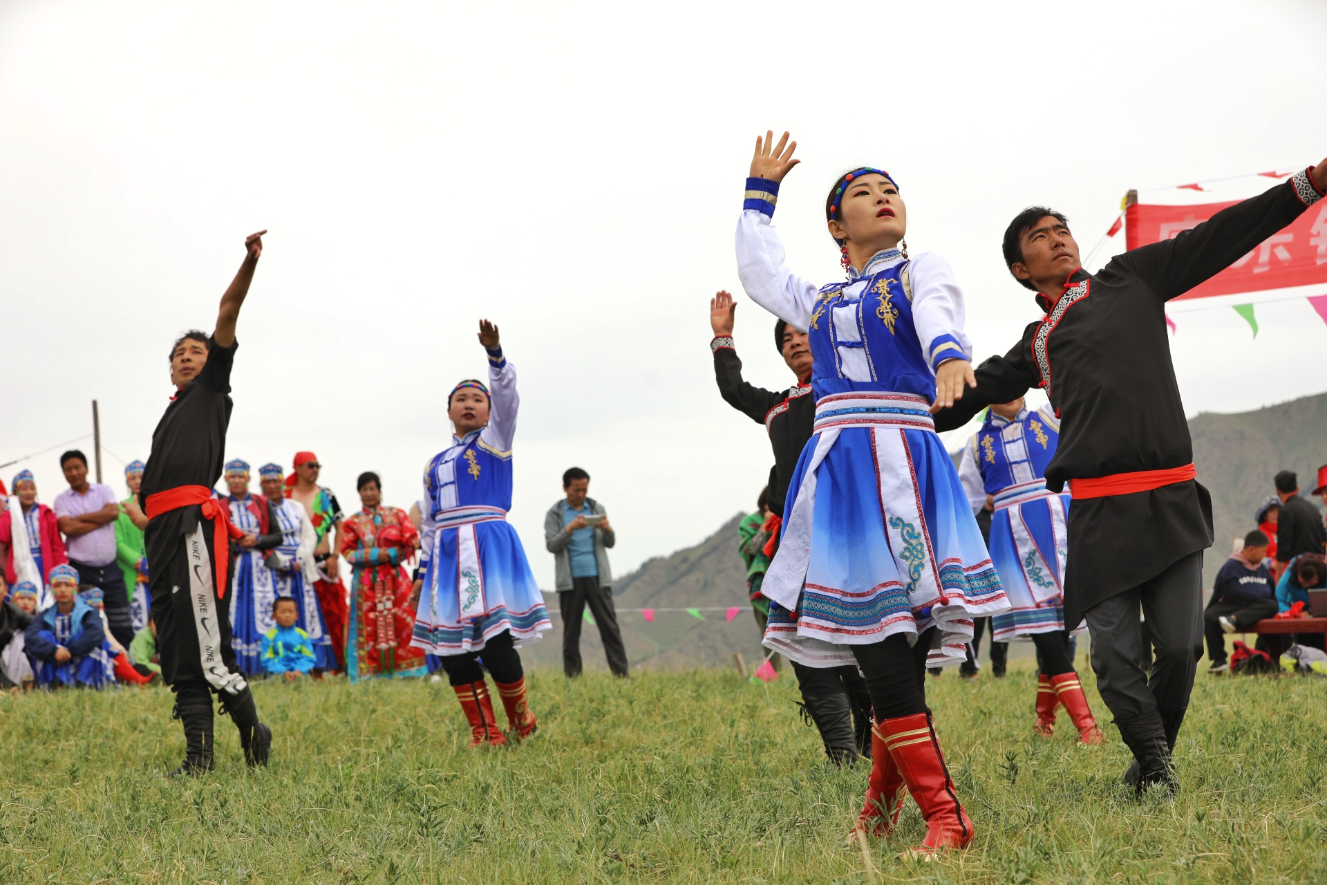 去苏南康乐草原,看裕固族年轻人精彩的反串表演,顺便也避暑了