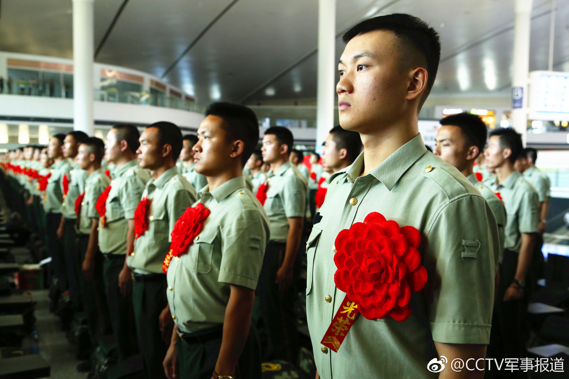 快来看,这个火车站来了一大批退伍返乡的兵哥哥