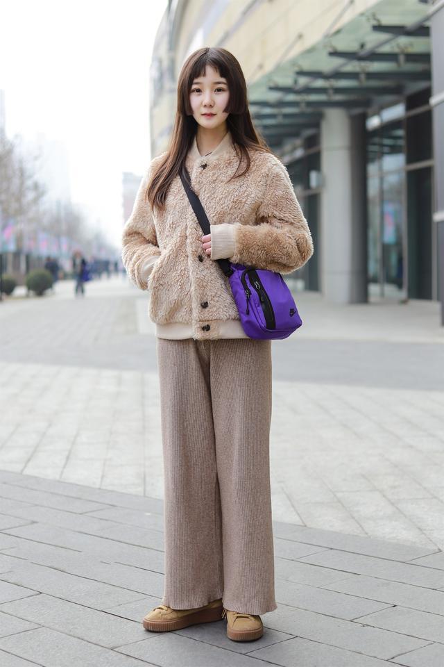 街拍美女新疆果然是盛产美女的地方小姐姐的皮大衣也很有质感