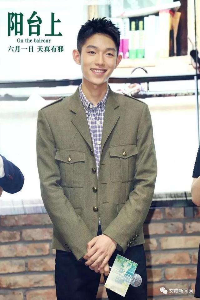 近日,由张猛执导,周冬雨特别出演,王锵领衔主演的胶片电影《阳台上》