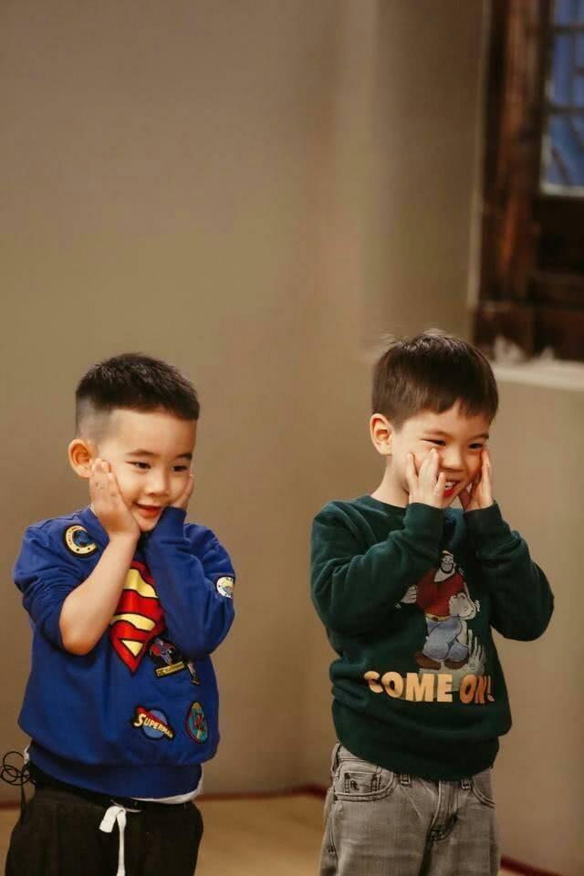 应采儿爸爸晒jasper儿时照,流着口水还竖剪刀手真是迷你版春哥