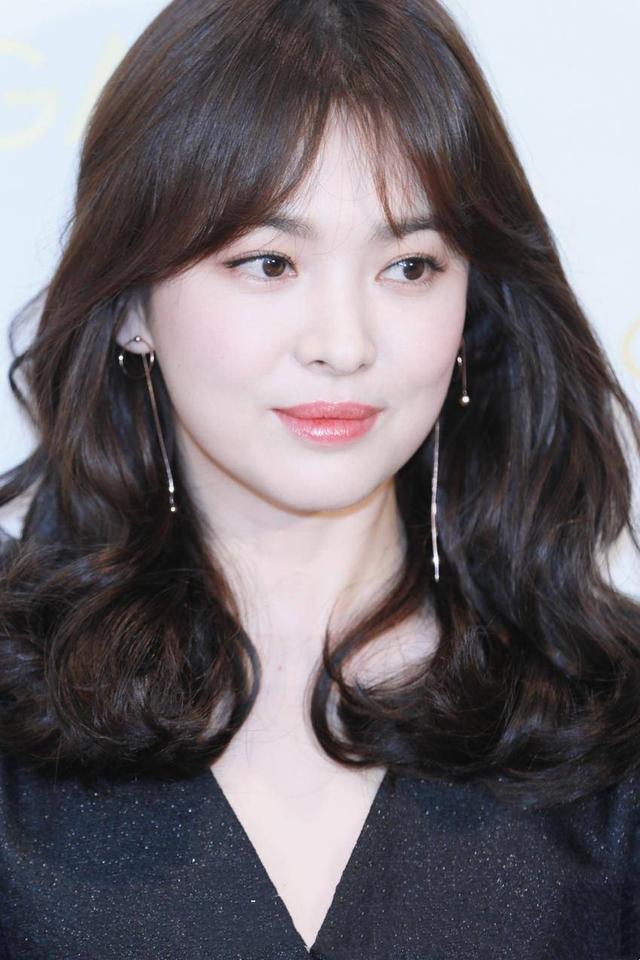 宋慧乔换了款新发型,身穿黑色小礼服显瘦10 斤,网友:秒变18岁