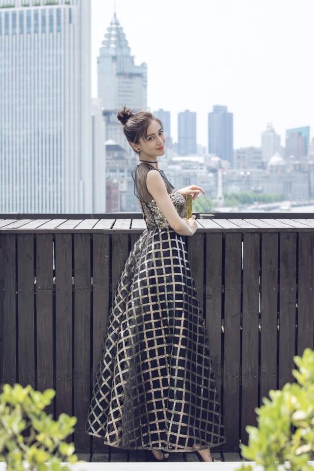 杨颖真自信!穿无袖白色裙露"麒麟臂"