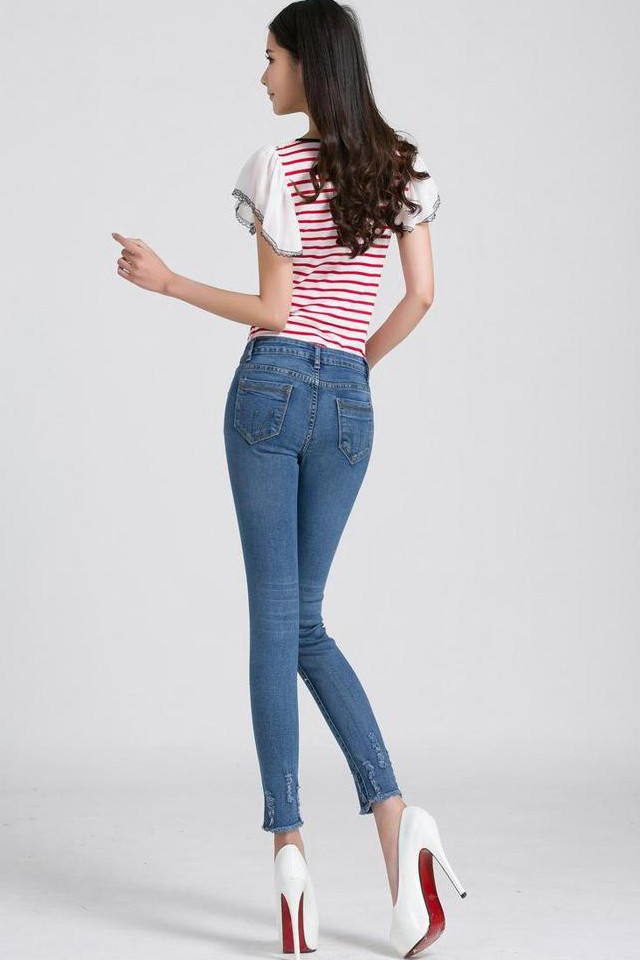 牛仔裤衬托出你优美的小腿线条轻松打造你修长身段