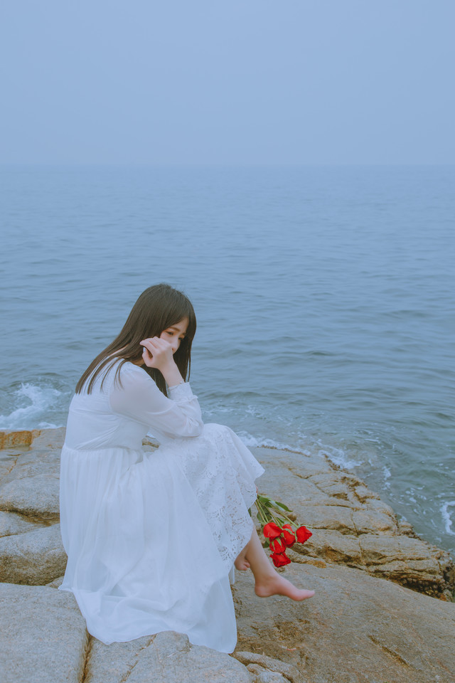 海边礁石上赤脚美女白裙唯美清纯写真集67676767微相册微博