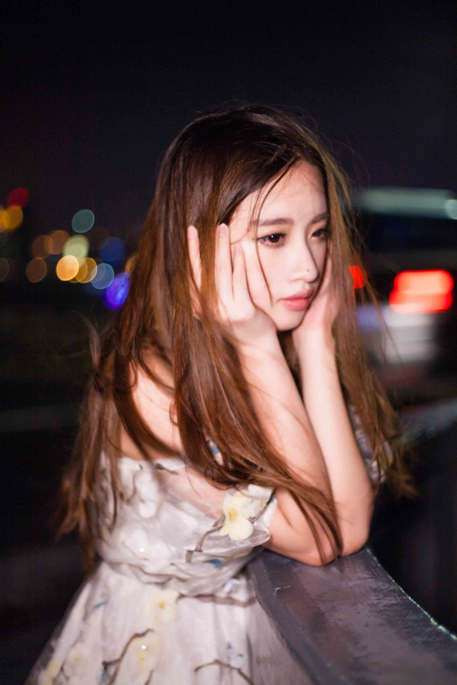 夜晚灯光闪烁下露肩裙美女发型凌乱寂寞写真集 @微相册 @微
