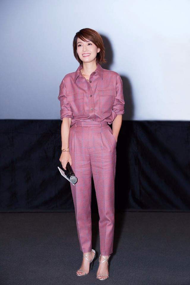 马伊琍这么硬的衬衫还要扎裤子里,网友:肚子顶出来一块真难看