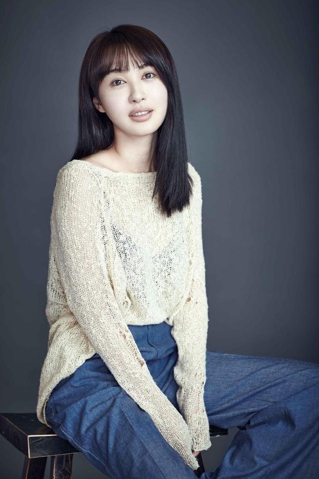 李菲儿具有甜美可爱的容颜,有高贵典雅的气质,演绎着高级的美感