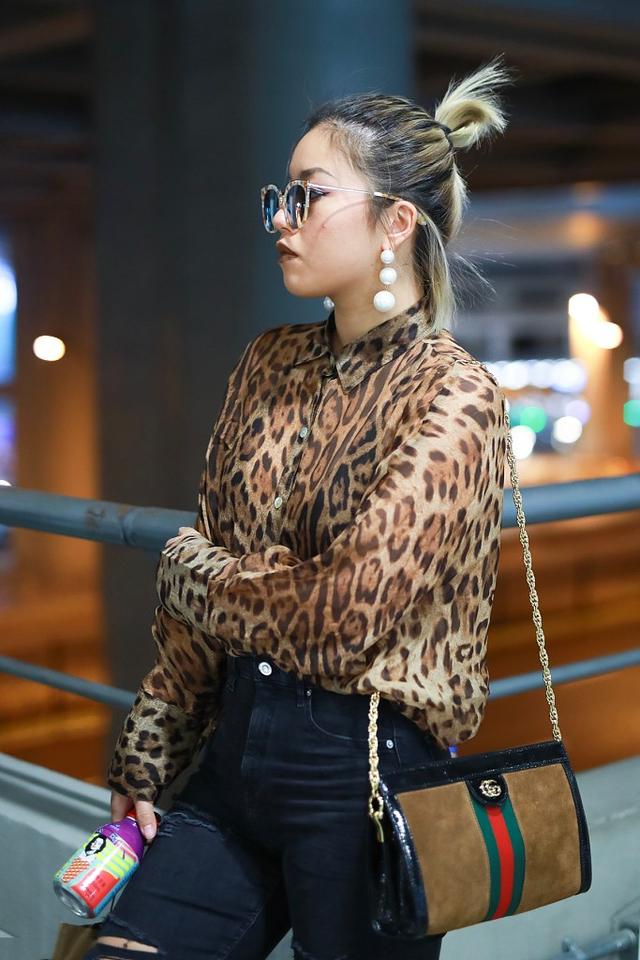 王菊终于像个女艺人了,穿豹纹衬衫变性感小野猫,令人刮目相看!