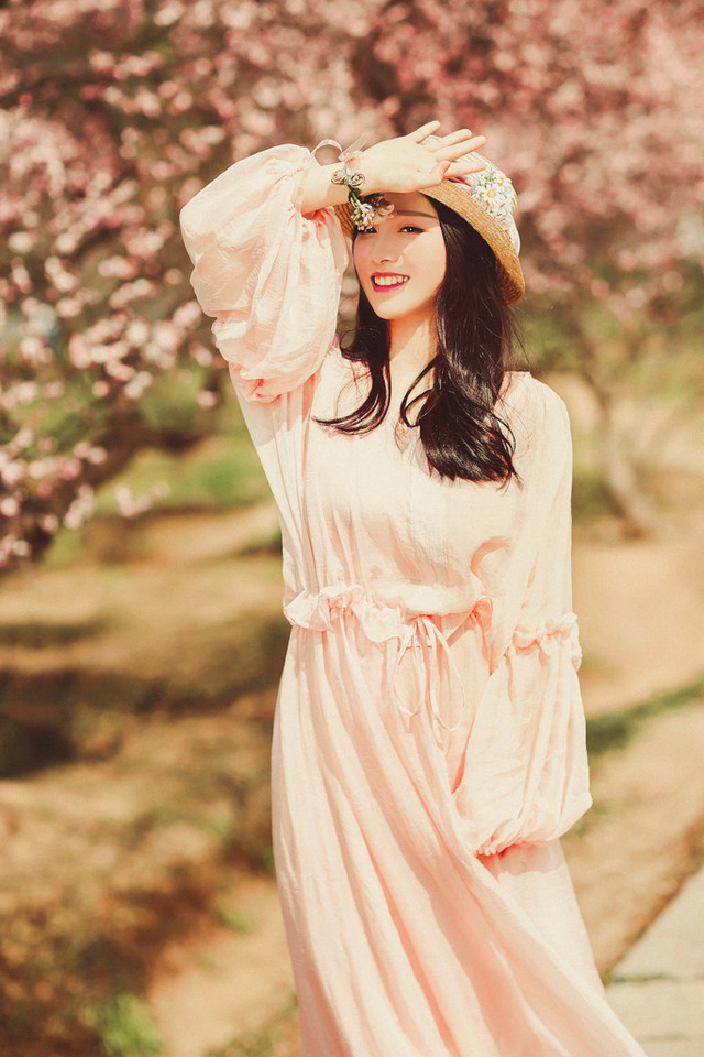 鲜花美女粉色纱裙飘逸浪漫宛若女神写真集