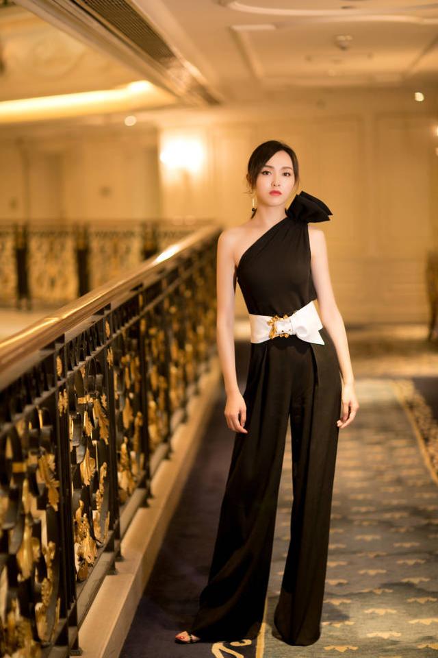 唐嫣黑色斜肩礼服现身,几天不见好像又瘦了让人心疼