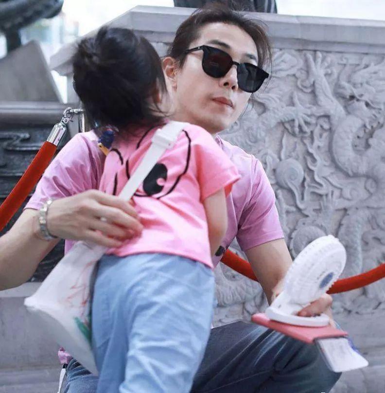 对着玩具摇头晃脑,抱着爸爸说悄悄话.小lucky真是好可爱!