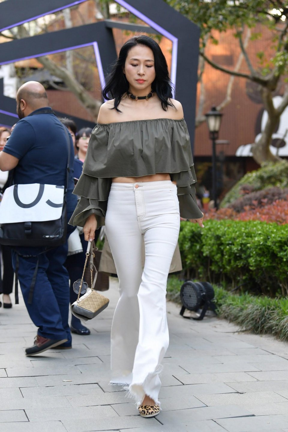 街拍:美女们穿成这样就敢上街,不觉得尴尬吗?