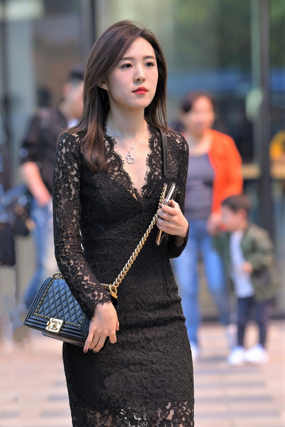 街拍:身穿黑色蕾丝裙的小姐姐,时尚性感,美丽大方又.