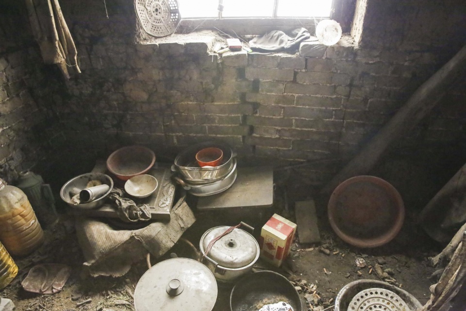 76岁农村老人照顾有病媳妇20年没有打工生活窘迫看看他的生活