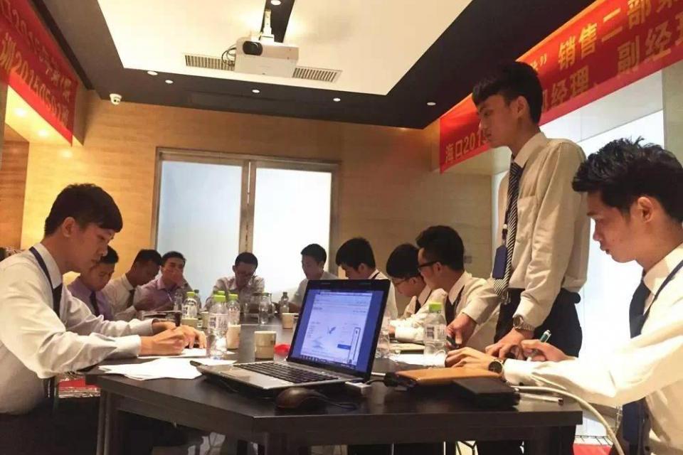 公司开会发言总是紧张不会说话?学会这三招,让领导越来越器重你