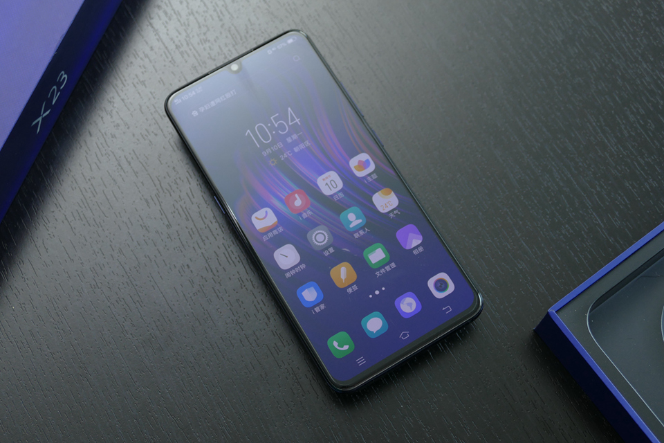 除vivo x23主机外,包装盒内部还含有数据线,充电器,耳机,透明手机壳