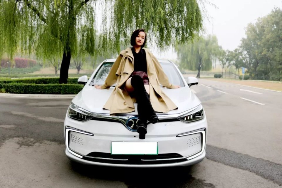 车美人更美北汽新能源eu5车主带女友寻找诗和远方