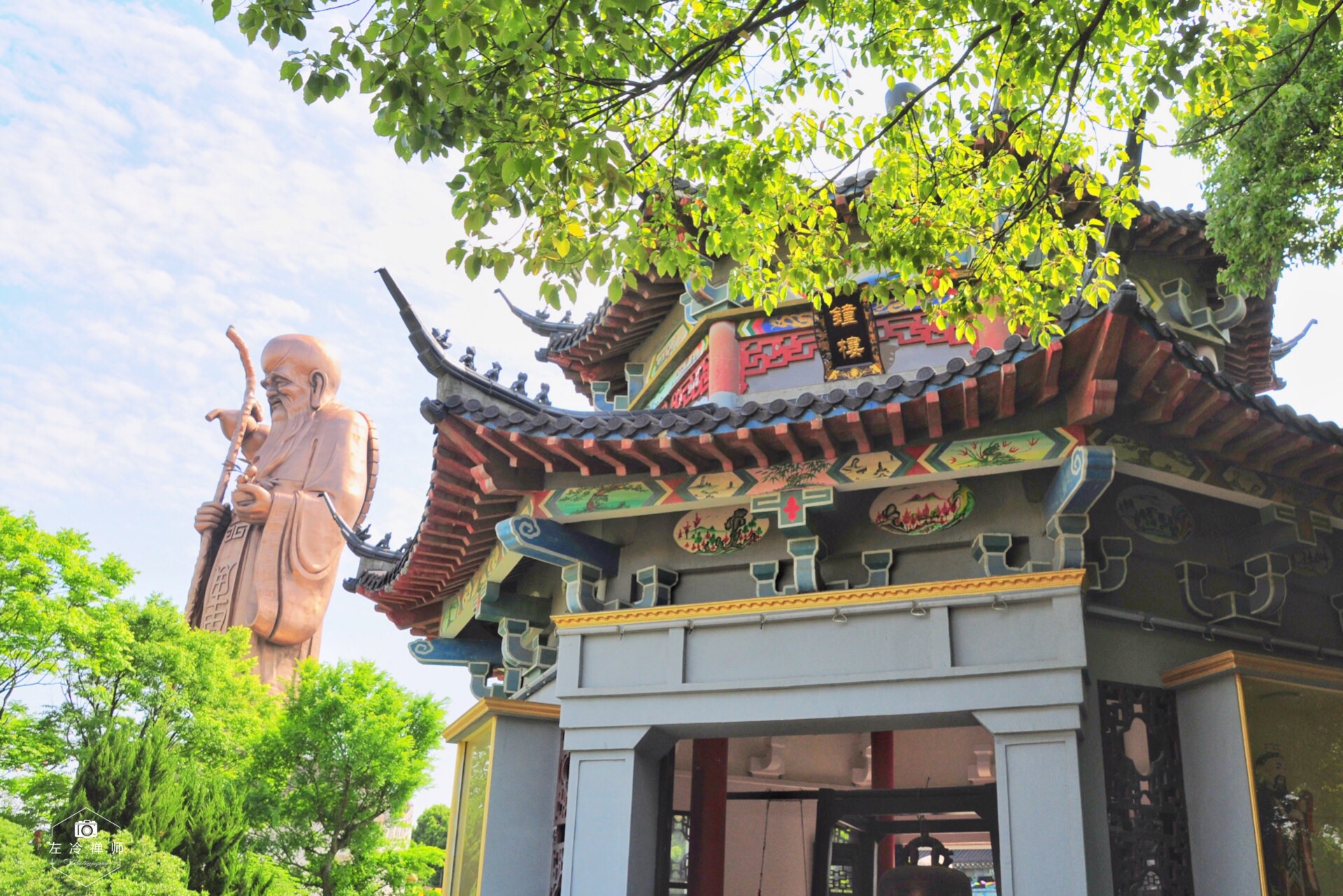 东方大寿星园位于如皋市西城郊,是颇具如皋长寿之乡特色的旅游景点