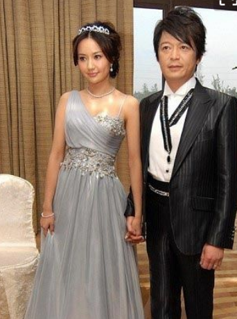 陈英杰这个人物不简单,以前曾经在娱乐圈待过一段时间是玩乐团的,但