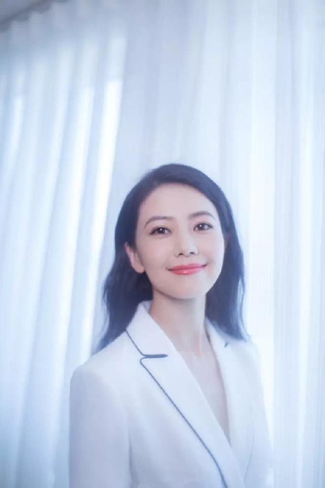 高圆圆一身白色西装利落不失温柔