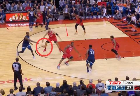 刷新篮球三观!NBA最神奇十幅图:后仰盖帽、封盖队友、预判抢断|投篮|封盖|篮球|队友|乔丹_新浪新闻