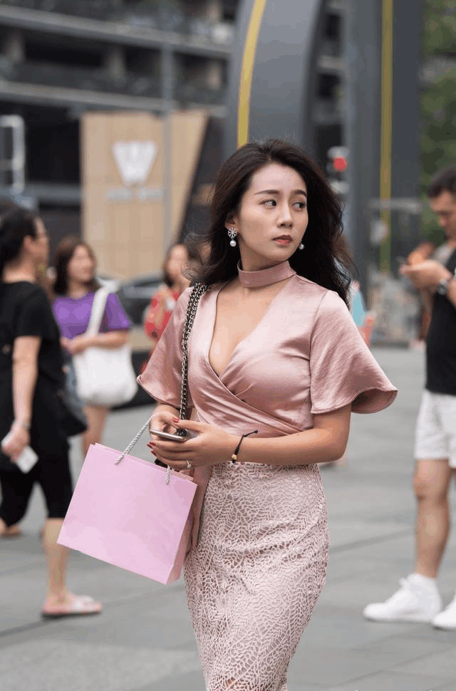 街拍镂空花纹连衣裙搭配粉色华丽上衣戴着珍珠耳坠回