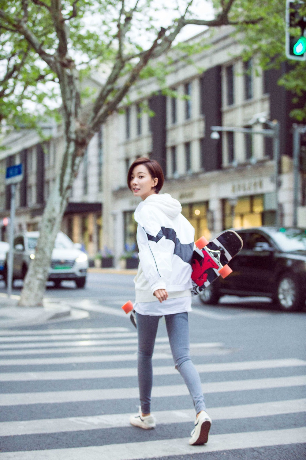 王珞丹滑板出街靓丽吸睛 网友:滑板女神上线