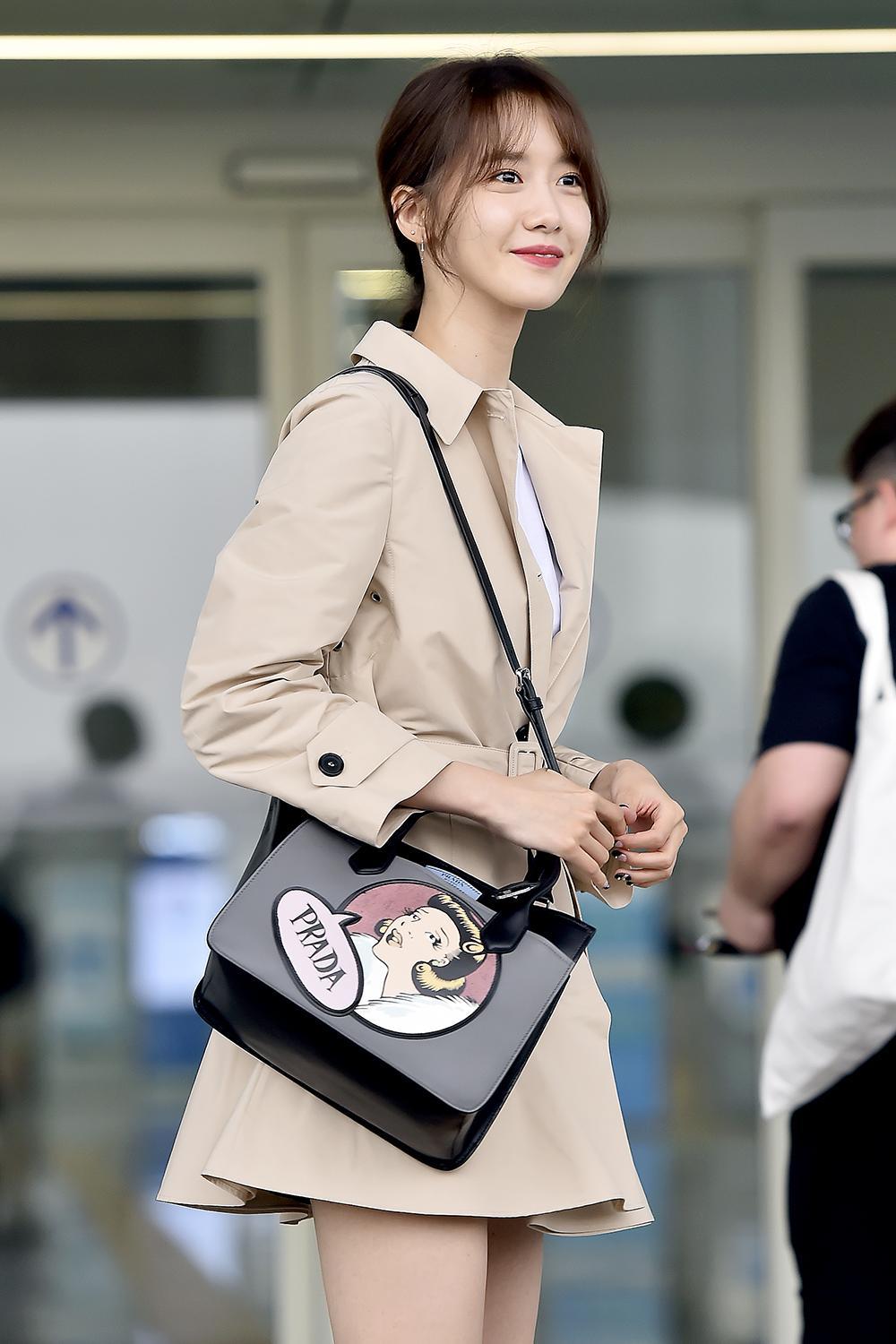 林允儿现身仁川机场,启程前往纽约参加 prada 2019 女装早春秀
