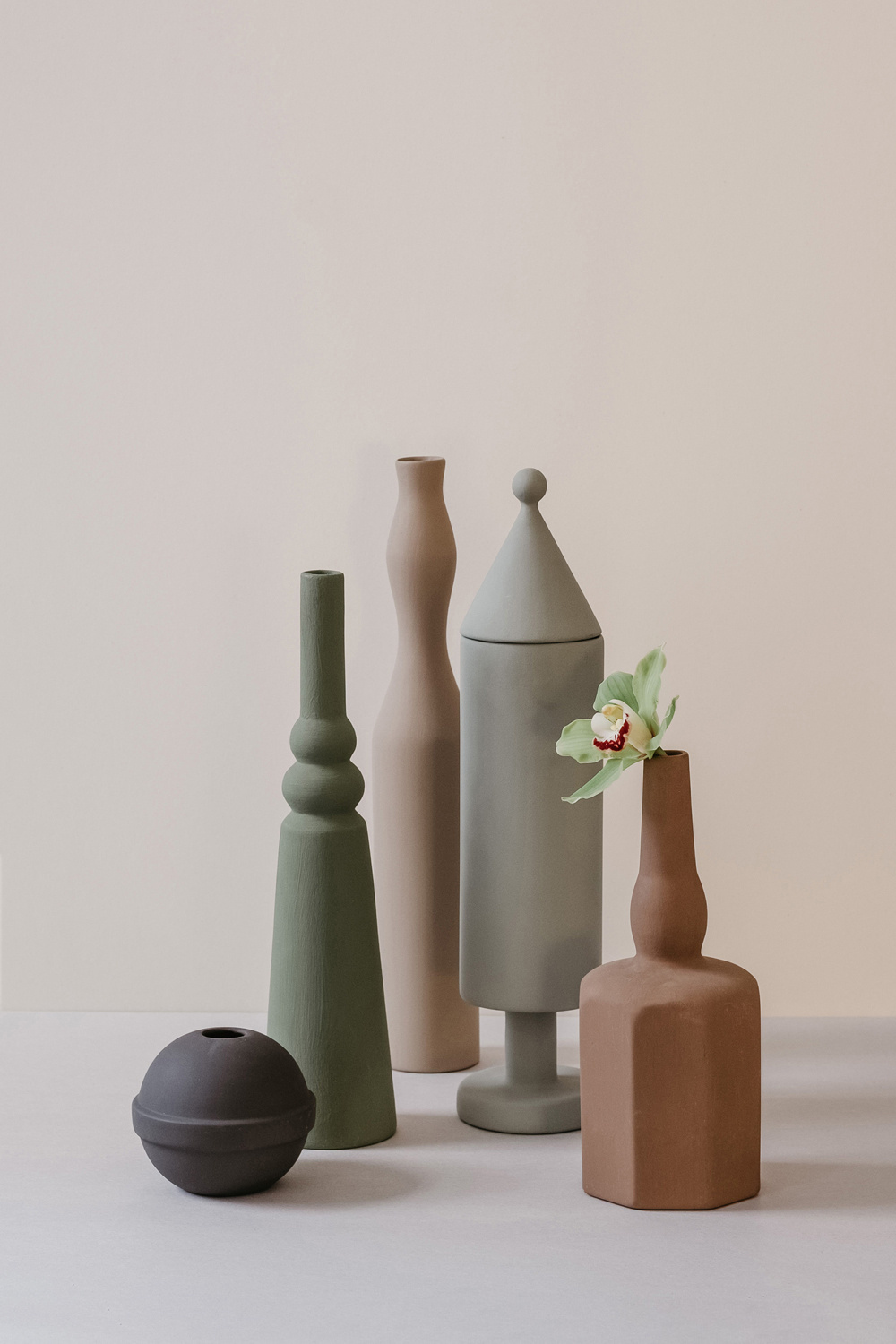 提起莫兰迪人们首先就会想到他的静物和高级灰色调