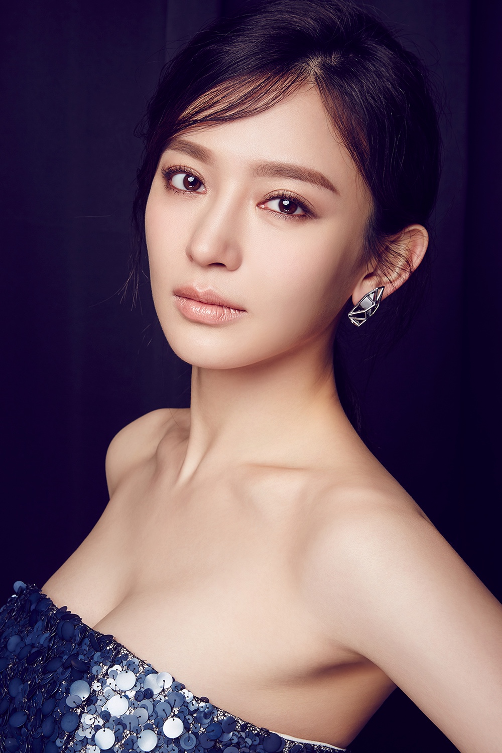 近日,演员施诗曝光了一组最新写真大片,身材窈窕锁骨抢镜,眼神撩人