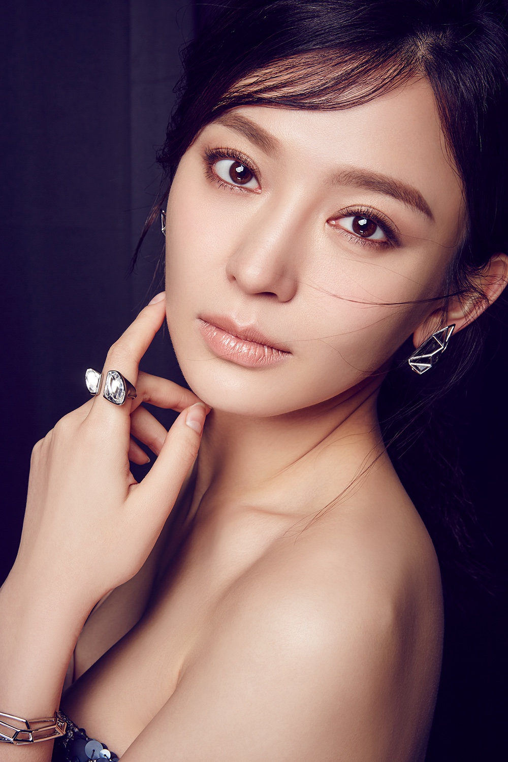 近日,演员施诗曝光了一组最新写真大片,身材窈窕锁骨抢镜,眼神撩人