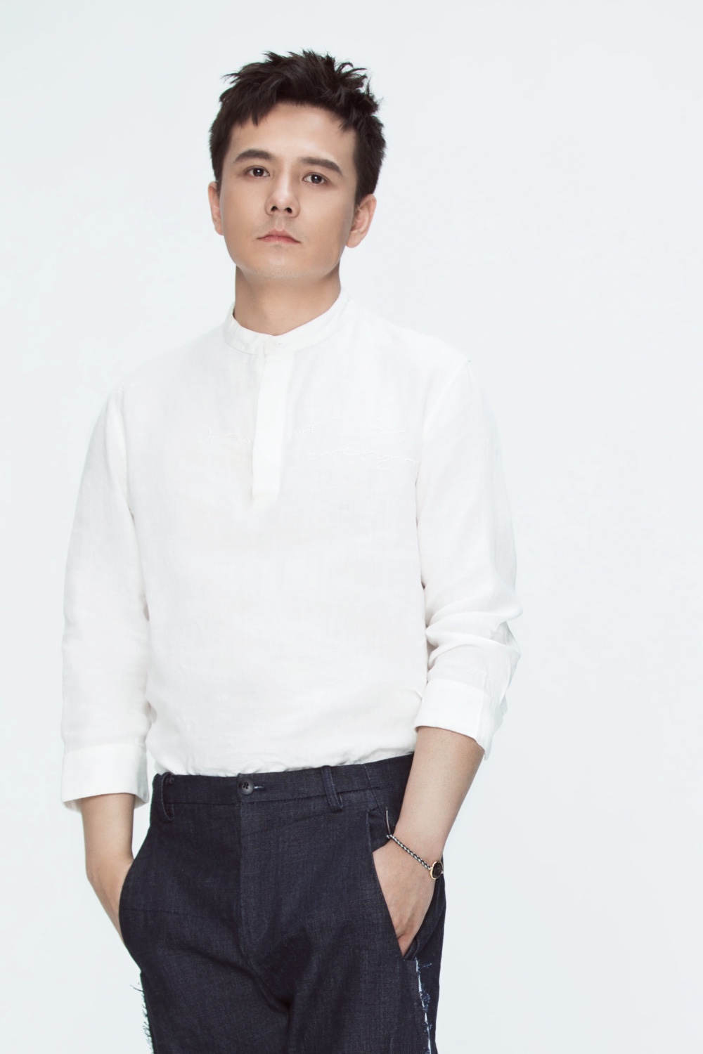 屠楠生日曝光时尚写真 眼眸深邃尽显轻熟魅力