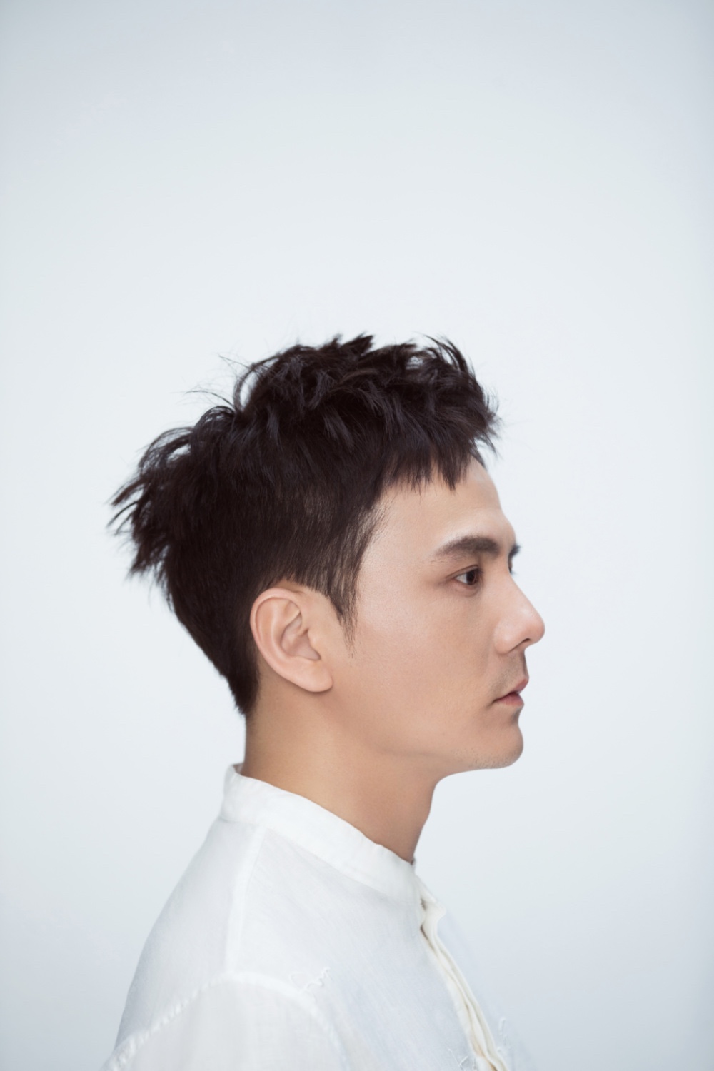 屠楠生日曝光时尚写真 眼眸深邃尽显轻熟魅力