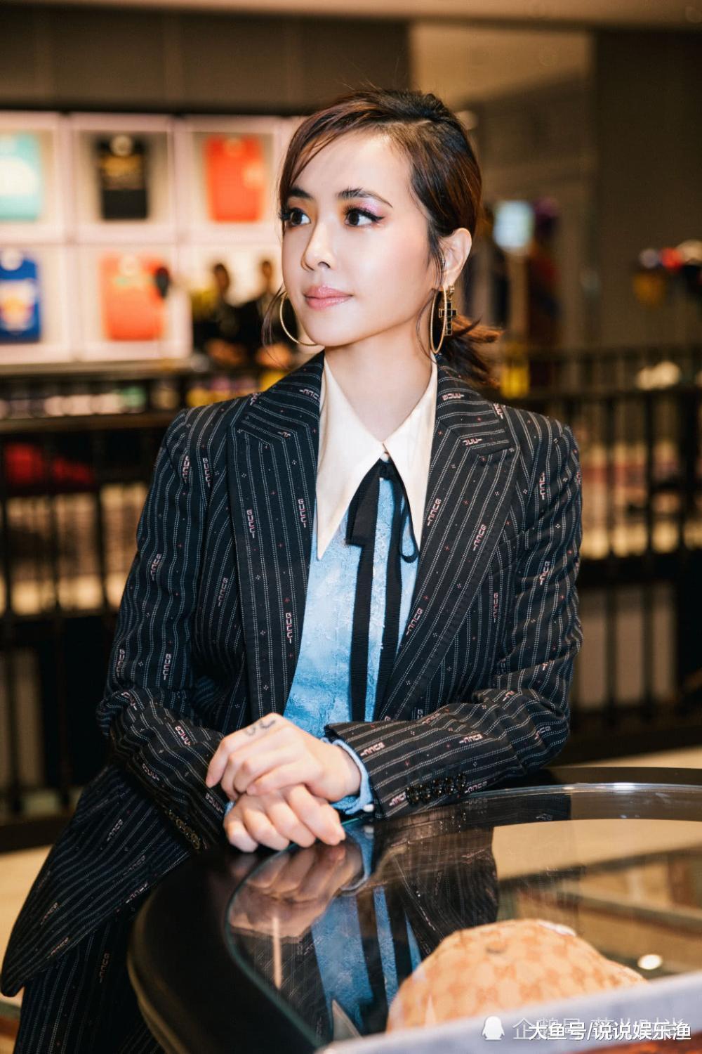 蔡依林够狠! 上身只穿一件粉色卫衣, 就敢把过膝长靴当裤子穿!