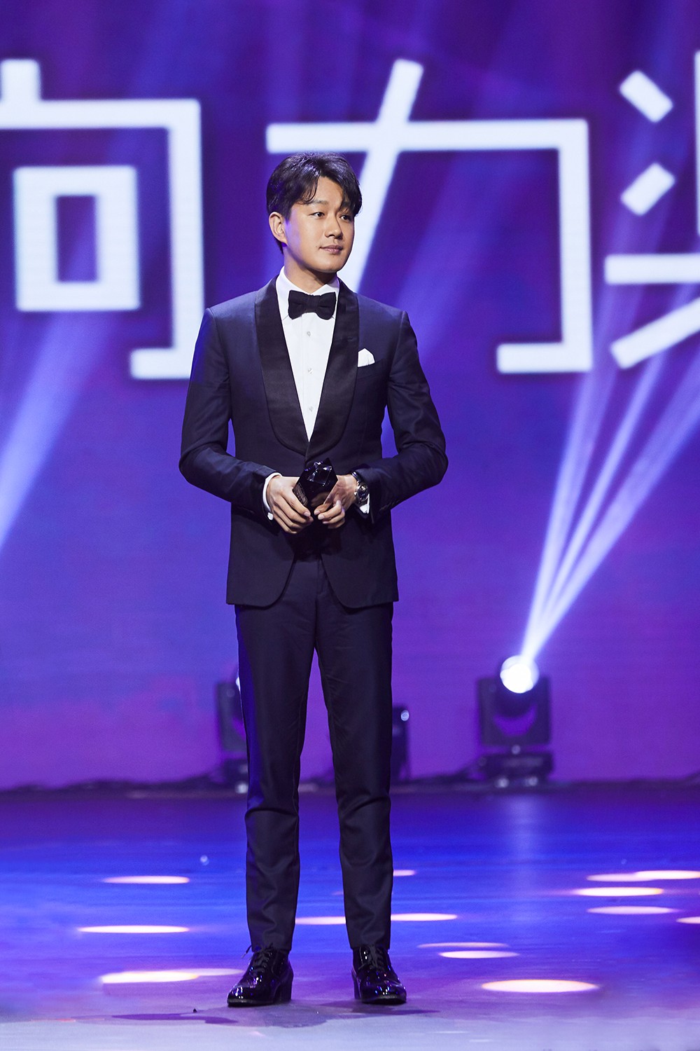 佟大为复古黑礼服亮相时装之夜 获颁时代影响力奖