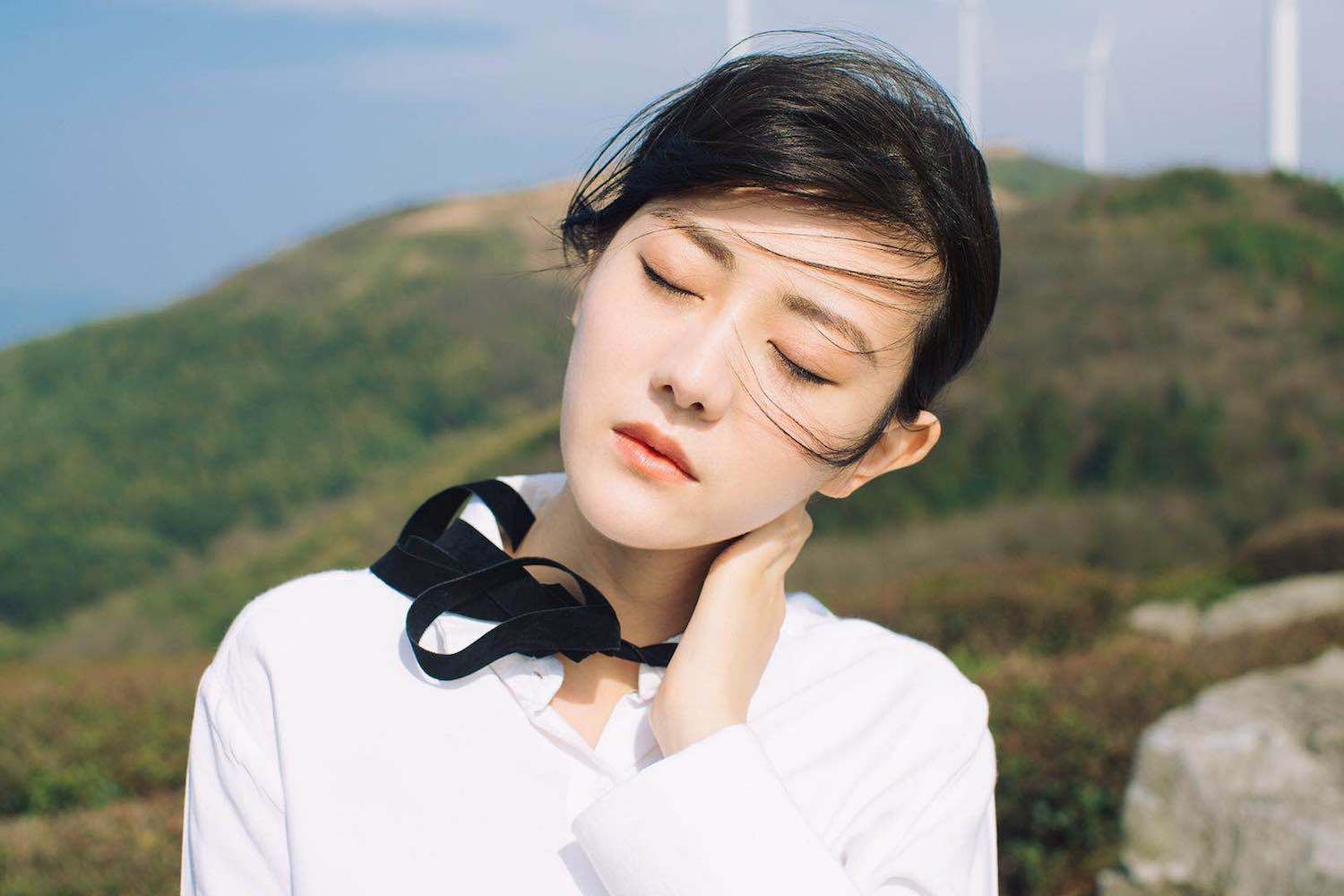 牟星郊野写真曝光眼神凌厉展现不羁时尚个性